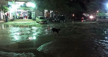 بالصور.. شارع رئيسى بالهرم مغلق بسبب مياه الصرف