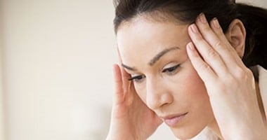 6 شائعات كاذبة لعلاج الصداع.. أشهرها ربط الرأس