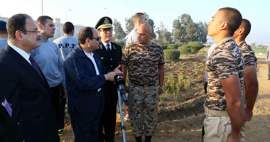 بالصور.. السيسى يلتقى الطلبة والضباط الدارسين بأكاديمية الشرطة