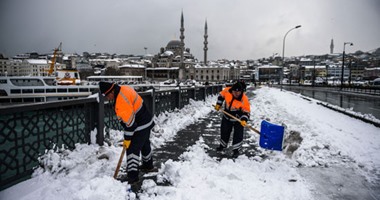 بالصور..ثلوج كثيفة تضرب اسطنبول وإلغاء مئات الرحلات الجوية