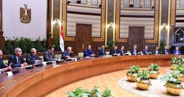 السيسى:استلمت مصر "حتة حديدة"..ولن نأخذ أموال رجال الأعمال لأن دينى "مابيقولش كدة" ولا القانون ..ولى وجه واحد وليس وجوها عديدة..ومحافظ البنك المركزى :أسسنا شركة برأس مال 7 مليار جنيه للمصانع المتعثرة