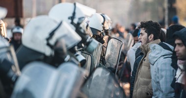 بالصور..وفاة مهاجر على الحدود اليونانية المقدونية فى ثانى يوم اشتباكات