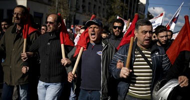 اليونان: المزارعون والصياديون يحاصرون ميناء فولوس من اليابسة والبحر