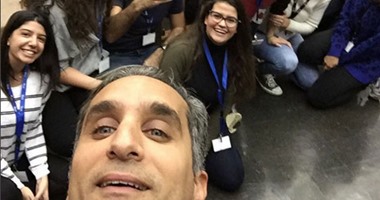 باسم يوسف ينشر صور سلفى مع طلبة الجامعة الامريكية ببيروت