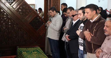 وصول جثمان والدة الإعلامية شريهان أبو الحسن للجامع الكبير بالمقطم