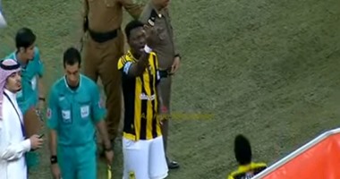 بالفيديو.. مشادة ساخنة بين مونتارى ومشجعى اتحاد جدة