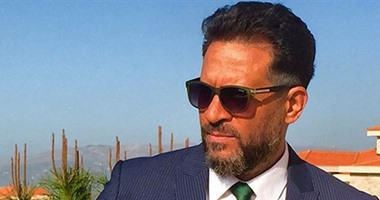 ماجد المصرى يحمل "حية" حول رقبته فى "عقدة الخواجة"