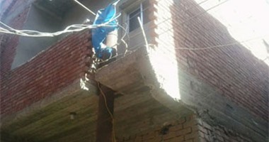 صحافة المواطن..عامود كهرباء يخترق "بلكونة" عقار ويهدد حياة السكان بقرية ببنى سويف