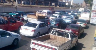 توقف حركة المرور بسبب تصادم سيارتين أعلى دائرى المريوطية