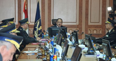 وزير الداخلية فى اجتماعه مع مساعديه: شعار "الشرطة فى خدمة الشعب" أسلوب ومنهج عمل لدى كافة رجال الأمن.. نعمل بالاحترام والكرامة اللائقين بالشعب.. ونفخر بأن نكون جزءًا منه 