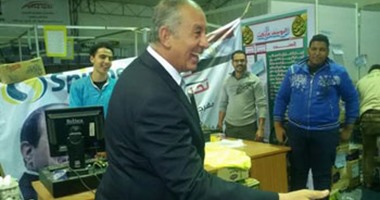 محافظ البحر الأحمر يتفقد منفذ بيع السلع الاستهلاكية بالغردقة