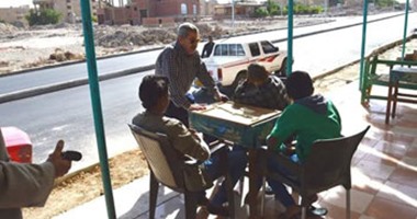 بالصور.. رئيس مدينة القصير يضبط 7 طلاب متهربين من الدراسة على أحد الكافيهات