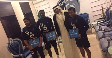 ثلاثى الهلالى السعودى يتسلمون شهادة سفراء كأس العالم للأيتام 2017