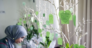بالصور.. مسلمو أمريكا يقيمون نصب تذكارى لضحايا "كاليفورنيا" بالمركز الإسلامى 
