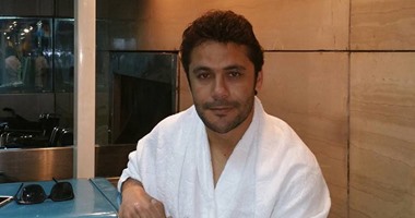 أحمد حسن ينشر صورته بملابس الإحرام