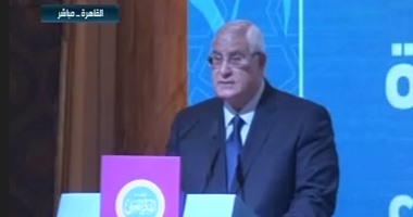 عدلى منصور ورئيس الوزراء يصلان قاعة المؤتمرات بشرم الشيخ
