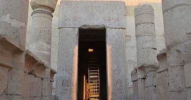 الشمس تتعامد بشكل كُلِى على مقصورة الإله آمون بمعبد حتشبسوت بالأقصر