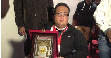 بالصور.. بطل رفع الأثقال لذوى الإعاقة يشكو تعنت جامعته فى منحه "درجات الرأفة"