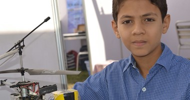 بالصور..قصة "مخترع من حديد"..محمد ابتكر طائرة لمسح زجاج المبانى الشاهقة تعمل بنظارات الـ3D.. ابن الـ12 عاما: "التعليم" رفضت دعمى ونفسى أقابل الرئيس.. ويؤكد: محتاج 10 آلاف جنيه لاستكمال اختراعى