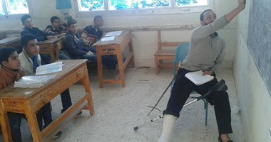 تعليم الإسماعيلية تكرم معلما لإصراره على العمل رغم مرضه