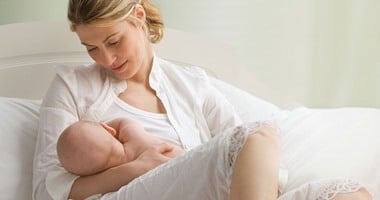 اكتشاف نوع من السكر بلبن الأم يحمى الأطفال من الالتهاب السحائى الخطير