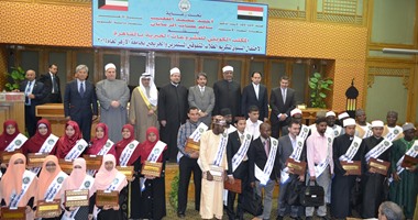 بالصور.. المكتب الكويتى للمشروعات الخيرية يكرم متفوقى الأزهر  