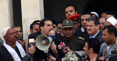 جمعة "الوحدة الوطنية" فى أطفيح.. والداعية عمرو خالد يقول للشباب: "أرجوكم لا تفضحوا مصر".. ونتعهد ببناء الكنيسة فى مكانها.. وقيادات الأقباط تصلى فى مسجد القرية ويهتفون "مسلم ومسيحى إيد واحدة" 