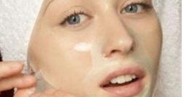 خبيرة تجميل تقدم طرق تقشير البشرة المختلفة