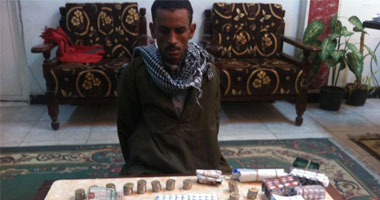 مباحث كوم أمبو تضبط عاطل وبحوزته كمية من المخدرات