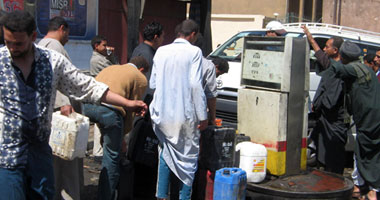 أزمة السولار تتصاعد فى سوهاج.. السائقون: نصف يومنا نقضيه فى الطوابير و"تراكم الأقساط" يهددنا.. الركاب يشتكون من رفع الأجرة للضعف.. المزارعون: ماكينات الرى متوقفة والزراعات صارت حطاما أحرقها العطش