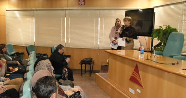 بالصور.. القنصل الأمريكى تحتفل باليوم العالمى للمرأة بمكتبة دمنهور