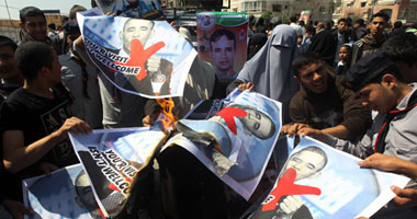 بالصور.. عشرات الفلسطينيين يتظاهرون ضد زيارة أوباما فى غزة