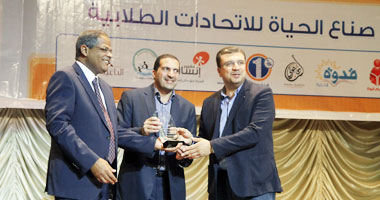 عمرو خالد يكرم "صلاح" و"الليثى" خلال الملتقى الطلابى لـ"صناع الحياة"