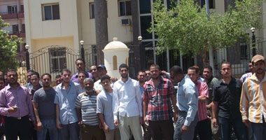 وقفة للعاملين بجامعة قناة السويس للمطالبة بالبدل والحوافز