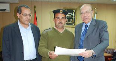 محافظ الغربية يكرم رقيب شرطة للقبض على بلطجى