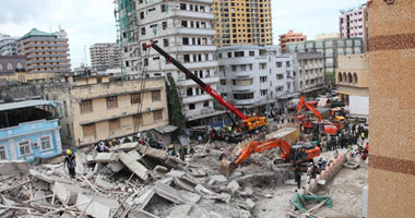 بالصور..العثور على 17 جثة و18 ناجيا تحت أنقاض مبنى انهار أمس فى تنزانيا