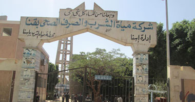 عمال الصرف الصحى بإسنا يغلقون الشركة بالجنازير للمطالبة بالحد الأدنى