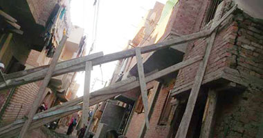 اخلاء منزلين من السكان لتصدع الحوائط بسبب الحفر فى أسيوط
