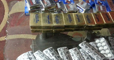 ضبط عامل بصيدلية وبحوزته أدوية غير مصرح بتداولها ومنشطات جنسية
