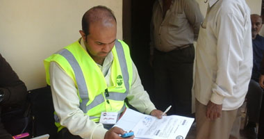 بالصور.. إقبال كبير من كبار السن على مكاتب الشهر العقارى بأسوان