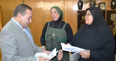 محافظ الإسماعيلية يكرم مديرة دار التكافل والمسنة المثالية بالقنطرة غرب