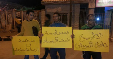 وقفة لشباب السويس لرفض بيع مسرح الأربعين الثقافى