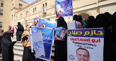 أنصار "أبو إسماعيل" يطوقون "العليا للرئاسة" قبل قرارها الأخير حول تظلمات المستبعدين.. الشيخ يطالب أنصاره بـ"المرابطة".. ويؤكد: إقصائى من الانتخابات فضيحة سياسية وقانونية وأوراق الجنسية مبهمة