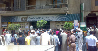 بنوك الغربية تستعين بالجيش لتأمين زحام أصحاب الحوالات الصفراء