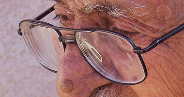 وصفة طبيعية تجعلك تتخلى عن النظارة وتتمتع بنظر قوى.. موقع أمريكى متخصص فى العلاج الطبيعى يقدم تركيبة تعتمد على زيت الكتان والعسل والثوم والليمون.. تساعد على قوة البصر وجمال البشرة ولمعان الشعر