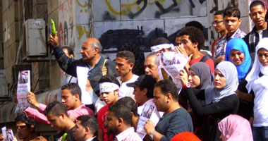  "6 أبريل" تتظاهر بالكوسة والبطيخ أمام دار القضاء 