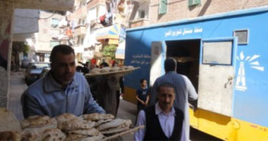 بالصور.. الحرية والعدالة يشرف على توصيل الخبز لمنازل السيوف بالإسكندرية