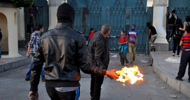 اشتباكات بالمولوتوف أمام دار القضاء بين "الجائلين" وأصحاب المحال