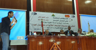 وزير التعليم العالى يستمع لمشكلات طلاب بنها.. ويمهلونه أسبوعاً لحلها