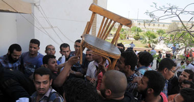 طلاب الأزهر المتظاهرون: "لا إله إلا الله واحد مات والتانى وراه"